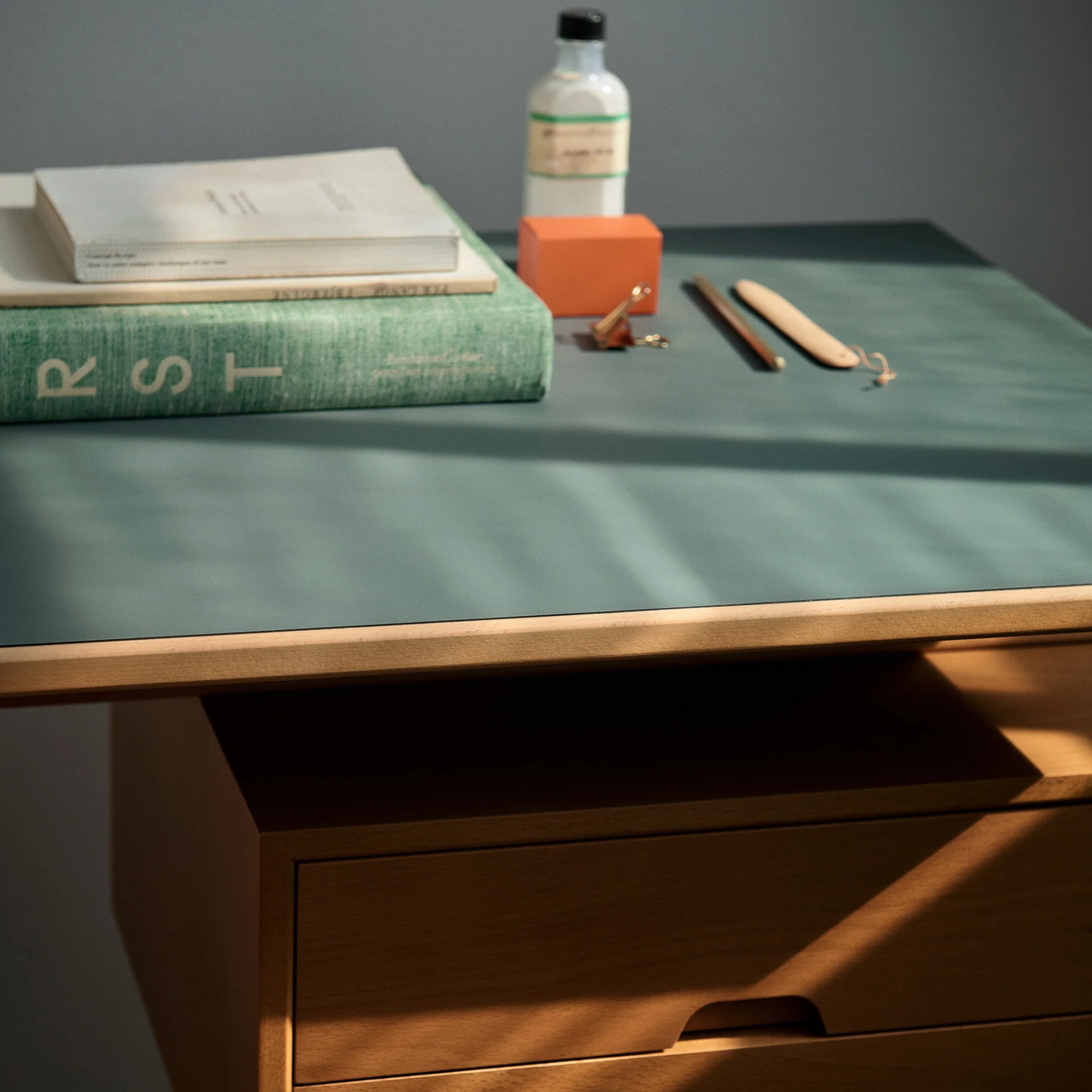 Daystak Desk RD3 by Robin Day - Image 8