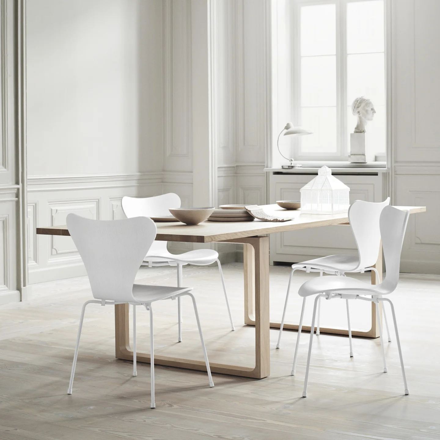 Series 7 Chair 3107 Monochrome by Fritz Hansen - Image 4