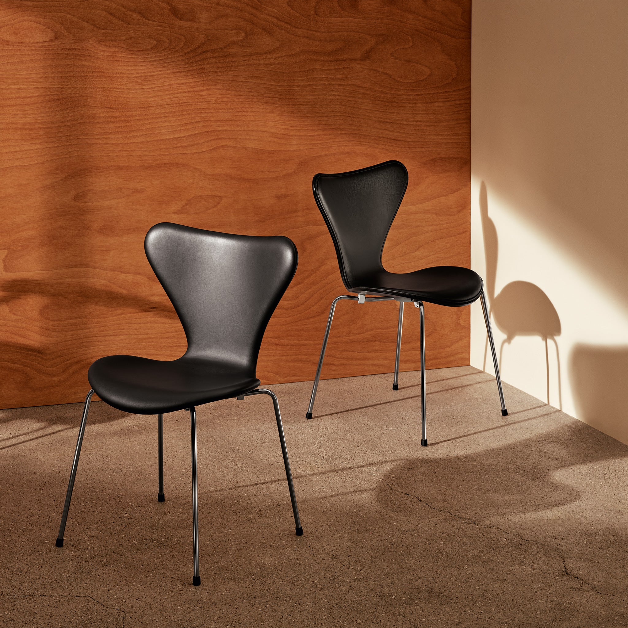 Series 7 Front Upholstered 3107 Chair Leather by Fritz Hansen - Image 8