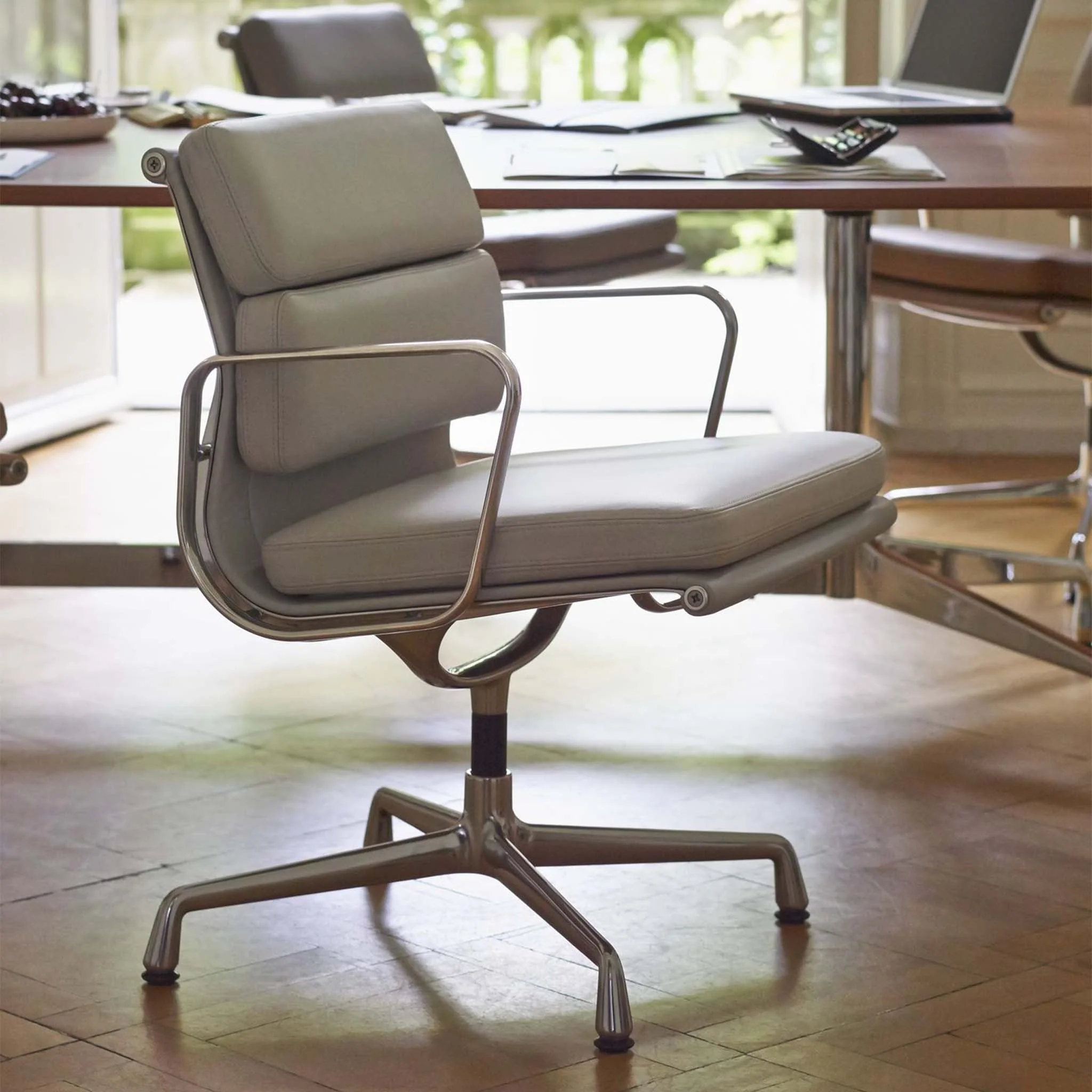 Soft Pad Conference Chair EA 207 by Vitra - Image 6