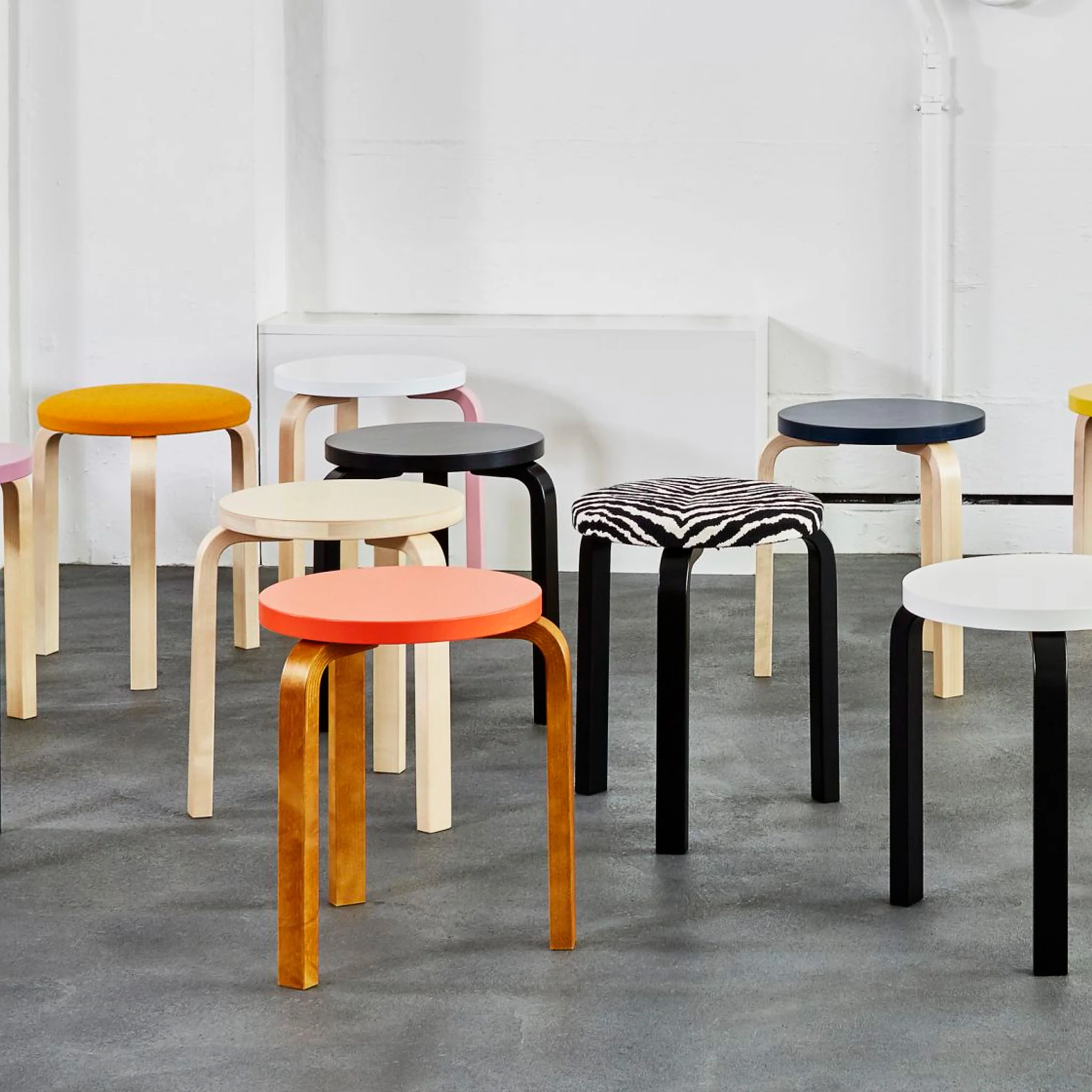 Stool 60 by Alvar Aalto - Image 4